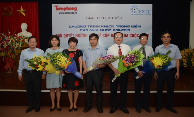 Chương trình KH&CN trọng điểm cấp Nhà nước 2011-2015: Nhiều công trình xuất sắc Tổng biên tập báo Tiền Phong Lê Xuân Sơn (ngoài cùng bên trái) và ông Nguyễn Xuân Toàn, Giám đốc Trung tâm Nghiên cứu và Phát triển truyền thông KH&CN (ngoài cùng bên phải) tặng hoa cho các khách mời giao lưu. Ảnh: Thanh Hà.