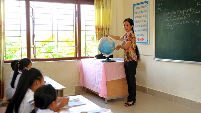 Gieo chữ ngoài đảo xa Cô Nguyễn Thị Hợi có nhiều đóng góp trong công tác giảng dạy, rèn đội tuyển học sinh giỏi của trường PTCS Bản Sen. Ảnh: Xuân Tùng.