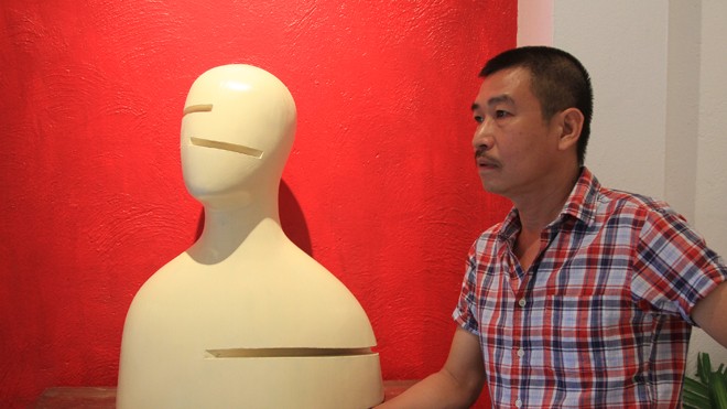 Lê Thiết Cương: Hà Nội như nam châm Lê Thiết Cương và “Chân dung 2” - tác phẩm trong triển lãm điêu khắc Mặt của anh. Ảnh: N.M.Hà.