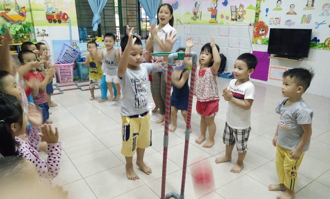 Cô giáo đam mê sáng tạo đồ chơi cho trẻ Cô Lê Thị Hiền Hảo đang hướng dẫn trẻ cùng chơi Bộ đồ chơi lý thú.
