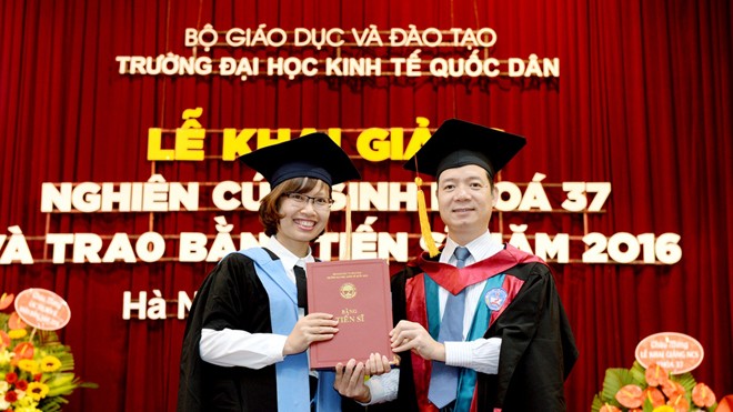 Đào tạo tiến sĩ: Siết số lượng để nâng cao chất lượng Một buổi lễ trao bằng cho tiến sĩ. Ảnh: KTQD.