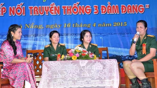 Bóng hồng ba đảm Thiếu tá Đỗ Thị Ngọc Diệp (ngoài cùng bên phải) tham gia chương trình giao lưu “Tiếp nối truyền thống 3 đảm đang”.