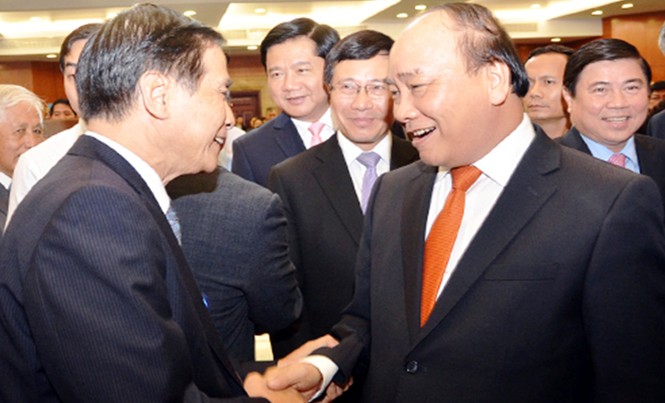 Trò chuyện với kiều bào, Thủ tướng dẫn ca dao Thủ tướng Nguyễn Xuân Phúc trò chuyện thân mật với kiều bào tại hội nghị. Ảnh: Huy Thịnh.