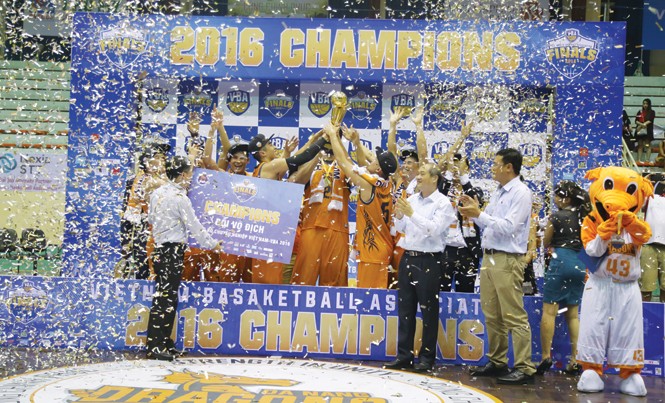 Đà Nẵng lội ngược dòng lên ngôi vô địch Đội Danang Dragons trở thành nhà vô địch VBA mùa giải đầu tiên.
