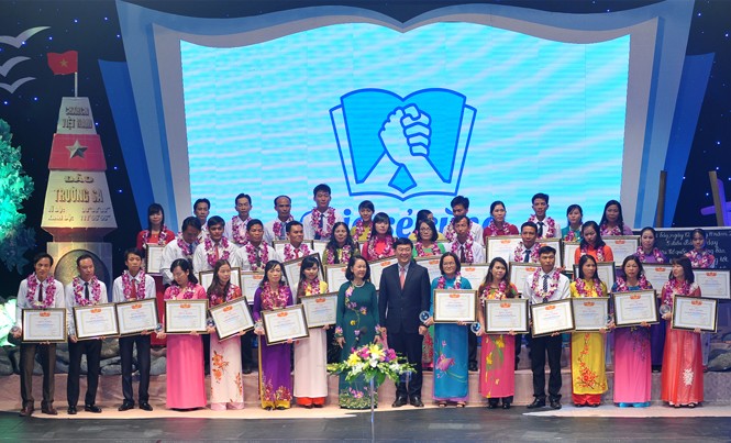 Vinh danh những người đem chữ vượt sóng Bà Trương Thị Mai, anh Lê Quốc Phong và 42 giáo viên tiêu biểu đang công tác tại các huyện đảo, xã đảo. Ảnh: Xuân Tùng.