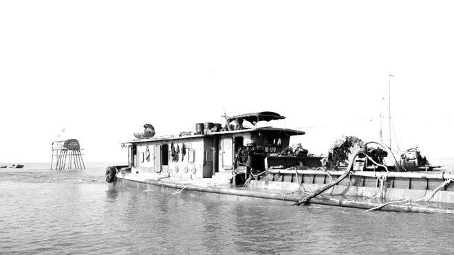 'Cuộc chiến' ngao, cát nơi cửa biển Tàu cát xâm nhập bãi ngao, hút cát ngay gần chòi canh.