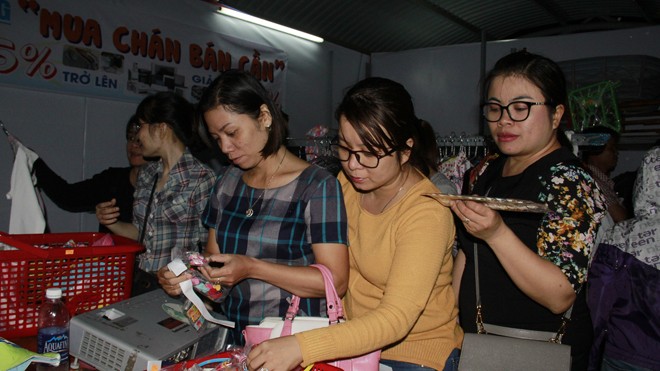 Phiên chợ đặc biệt cho công nhân Gian hàng “Mua chán - bán cần” được nhiều công nhân tìm đến để mua đồ tốt giá rẻ. Ảnh: Thanh Trần.