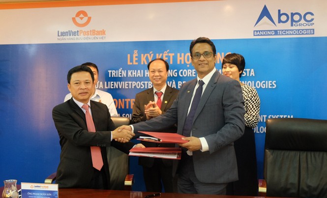 LienVietPostBank ký hợp đồng triển khai hệ thống core thẻ SmartVista Đại diện lãnh đạo LienVietPostBank và BPC Banking Technologies tại lễ ký.