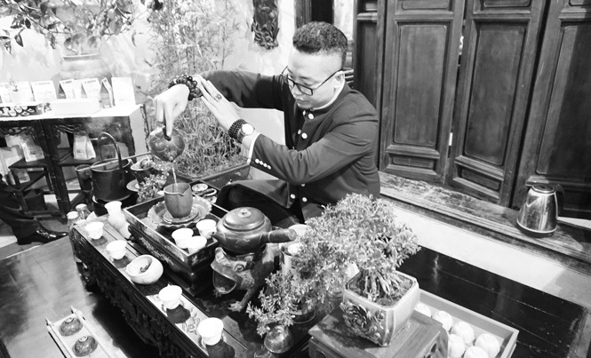 Thưởng thức trà Việt trong Ngôi nhà di sản Nghệ nhân trà Nguyễn Cao Sơn trình diễn pha trà sen. Ảnh: L.A.