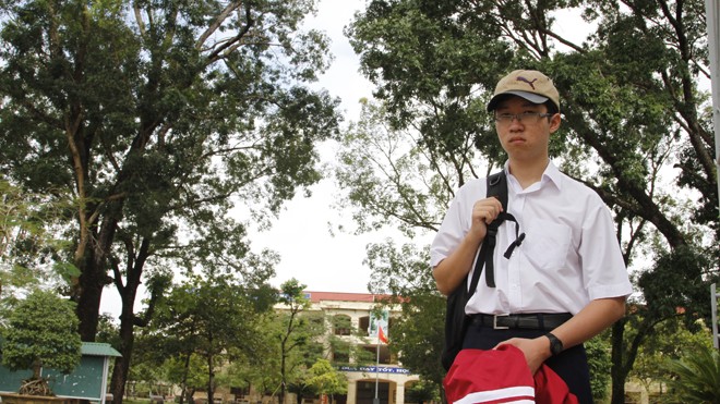 Phan Đăng Nhật Minh: Thí sinh 'quá nhanh và quá nguy hiểm' Phan Đăng Nhật Minh đi học về. Ảnh: Hữu Thành.