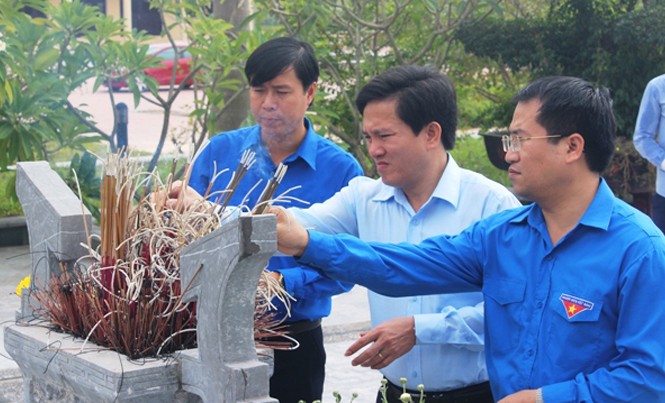 Tưởng niệm Anh hùng Lý Tự Trọng Thắp hương tri ân Anh hùng Lý Tự Trọng.