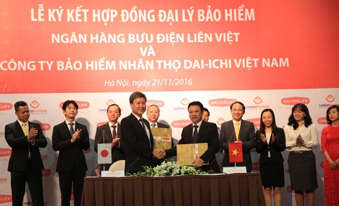 LienVietPostBank ký hợp tác với bảo hiểm Dai-ichi Life Việt Nam Ông Phạm Doãn Sơn, TGĐ LienVietPostBank và ông Trần Đình Quân, TGĐ Dai-ichi Life Việt Nam ký kết hợp tác, ngày 21/11.