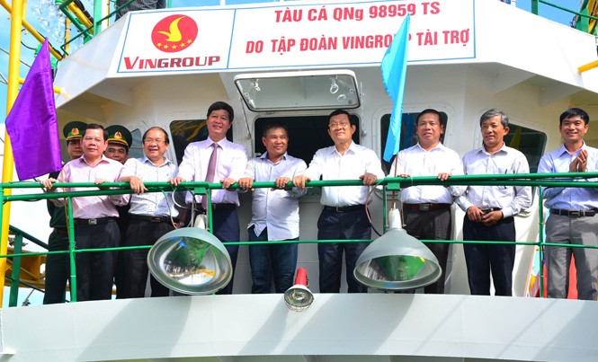 Nguyên Chủ tịch nước chứng kiến bàn giao tàu cá Nguyên Chủ tịch nước Trương Tấn Sang (thứ 4 từ phải qua) chứng kiến bàn giao tàu vỏ thép cho ngư dân Huỳnh Thạch.