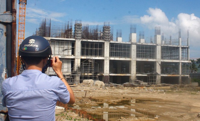 Trung tâm thương mại xây chui giữa lòng Đà Nẵng Trung tâm thương mại dịch vụ và căn hộ cao cấp đã được xây dựng khi chưa có giấy phép. Ảnh: Nguyễn Thành.