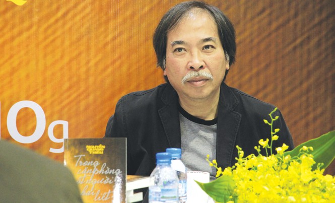 Nguyễn Quang Thiều viết gì khi nghỉ viết Tại buổi ra mắt cuốn Trong căn phòng một người bại liệt, Phạm Ngọc Tiến tuyên bố “trọng văn của Thiều hơn thơ”; còn Nguyễn Quang Thiều tự nhận thiên về thơ ca, “khả năng văn xuôi hơi kém”. Ảnh: N.M.Hà.