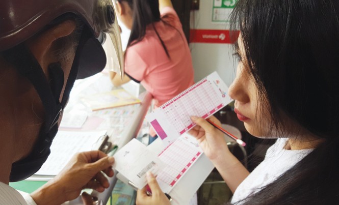 Xổ số điện toán: Lo kích thích tâm lý ăn thua, may rủi Hầu hết người chơi xổ số là dân lao động.