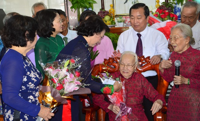 Mừng đại thọ phu nhân cố Tổng Bí thư Nguyễn Văn Linh Chủ tịch Quốc hội Nguyễn Thị Kim Ngân và lãnh đạo Đảng, Nhà nước mừng thọ bà Ngô Thị Huệ (người ngồi).