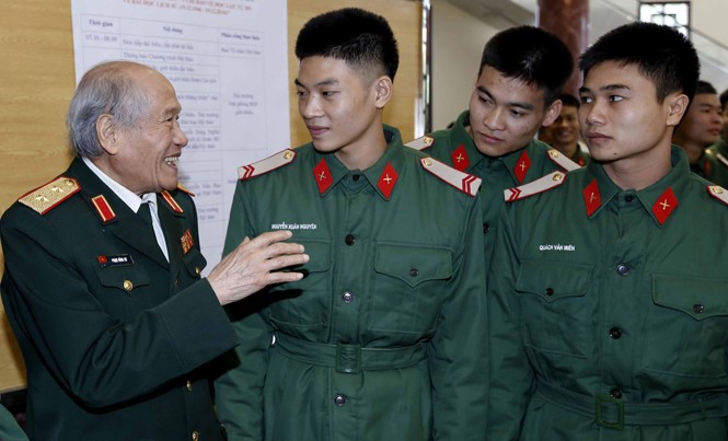 Biểu tượng sáng ngời 'quyết tử cho Tổ quốc quyết sinh' Trung tướng Phạm Hồng Cư - người đã tham gia toàn quốc kháng chiến kể lại thời khắc hào hùng của dân tộc với các chiến sĩ trẻ tại hội thảo.