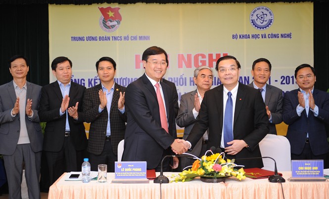 Hỗ trợ thanh niên tiến quân vào khoa học công nghệ Bộ trưởng Bộ KH&CN Chu Ngọc Anh và Bí thư thứ nhất T.Ư Đoàn Lê Quốc Phong kí kết chương trình phối hợp giai đoạn 2016 - 2020.