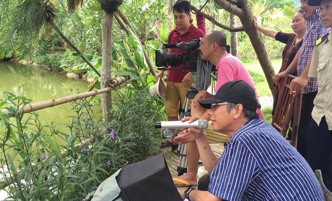 Mang phim hài lên chợ youtube Đạo diễn Phạm Đông Hồng (đội mũ) đang chỉ đạo cảnh quay trong bộ phim sẽ ra mắt trong dịp Tết 2017. Ảnh: Nhã Khanh.