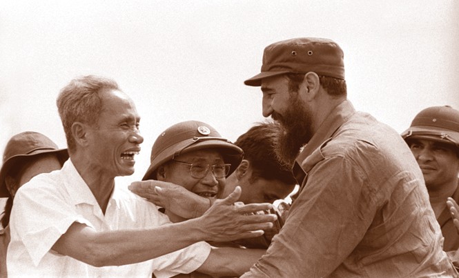 Chút bâng khuâng Fidel Thủ tướng Fidel Castro cùng Thủ tướng Phạm Văn Đồng trong cuộc mít tinh của nhân dân Quảng Trị chào mừng Đoàn đại biểu Cuba đến thăm vùng Giải phóng miền Nam Việt Nam (ngày 15/9/1973). Ảnh: TTXVN.
