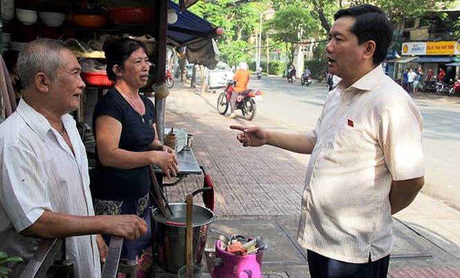 Bán nhà, không bán tường ở TPHCM: Nếu không xong, Bí thư sẽ gặp lại dân Bí thư Thành uỷ TPHCM Đinh La Thăng thăm hỏi người dân trên đường đến nơi tiếp xúc cử tri.