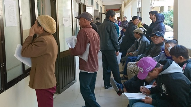 Bảo hiểm y tế cho bệnh hiểm nghèo: Sẽ hết nhiêu khê? Bệnh nhân đợi làm thủ tục mượn lại thẻ bảo hiểm y tế tại Bệnh viện K Trung ương cơ sở 2. Ảnh: Phạm Thanh.