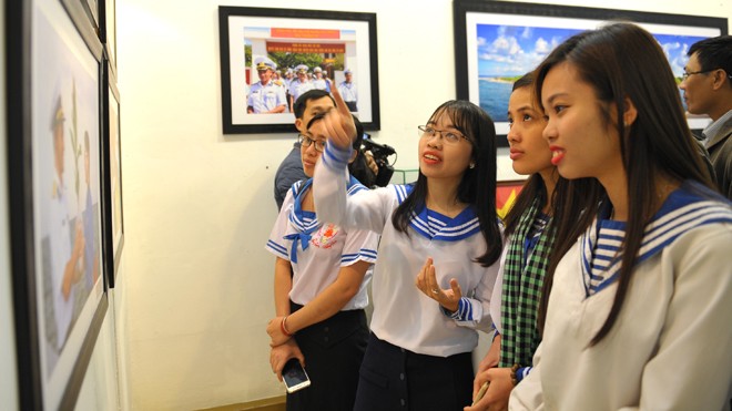 Trường Sa trong lòng Hà Nội Nhiều bạn trẻ tham quan các tác phẩm trưng bày tại triển lãm. Ảnh: Xuân Tùng.