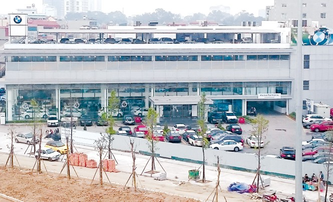 Hàng loạt sai phạm của doanh nghiệp nhập khẩu BMW tại Việt Nam Trụ sở chi nhánh của Euro Auto ở Long Biên (Hà Nội) sau khi công ty bị khởi tố. Ảnh: Tuấn Nguyễn.