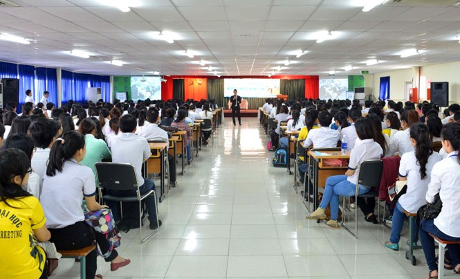 Nhiều trường ĐH tuyển thẳng học sinh giỏi THPT: Ảo, vỡ trận? Một buổi học tại giảng đường Học viện Tài chính. Ảnh: N. Châu.