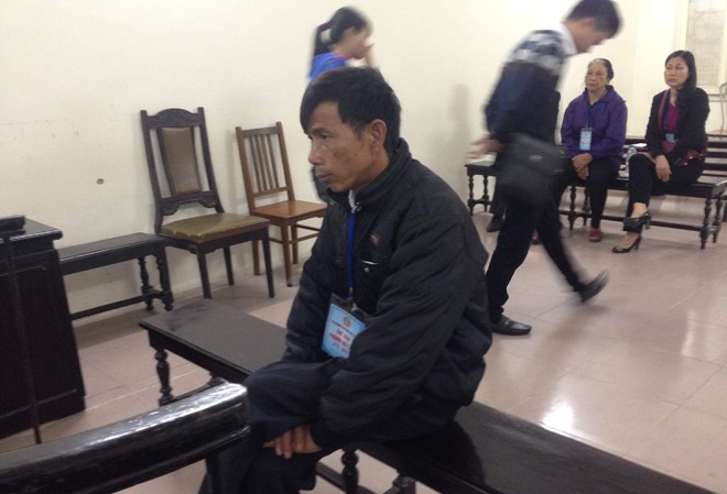 Xót xa huynh đệ tương tàn Bị cáo Nguyễn Tiến Hoàn tại tòa.