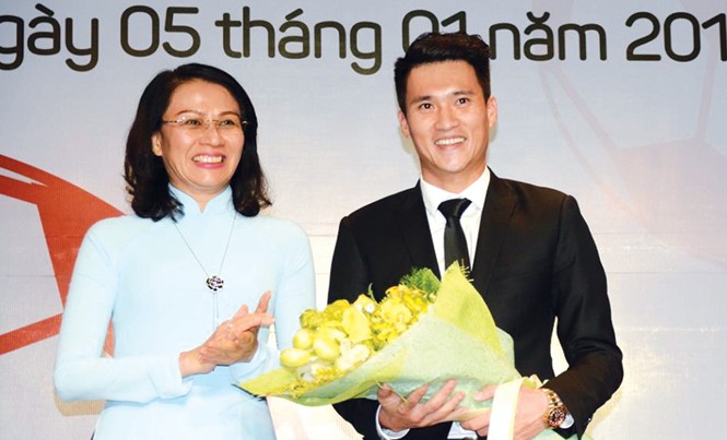 Công Vinh: 'Làm không được, tôi sẽ tự nghỉ' Lê Công Vinh nhận hoa chúc mừng bổ nhiệm quyền Chủ tịch CLB Thành phố Hồ Chí Minh tại lễ xuất quân dự mùa giải 2017 của đội. Ảnh: VSI.