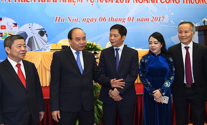 Tồn đọng tại 12 dự án thua lỗ: Bộ Công Thương phải sớm giải quyết Thủ tướng Nguyễn Xuân Phúc trao đổi với các đại biểu bên lề hội nghị.