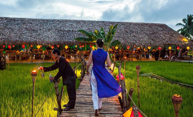 Bữa tiệc nghìn đô trên đồng ruộng Lối vào không gian chính được dựng trên đồng ruộng mướt xanh.