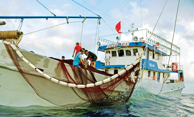 Làng chài Việt giữa biển Ðông Tàu QNa 91327 TS đang quây lưới ở Maclessfield.