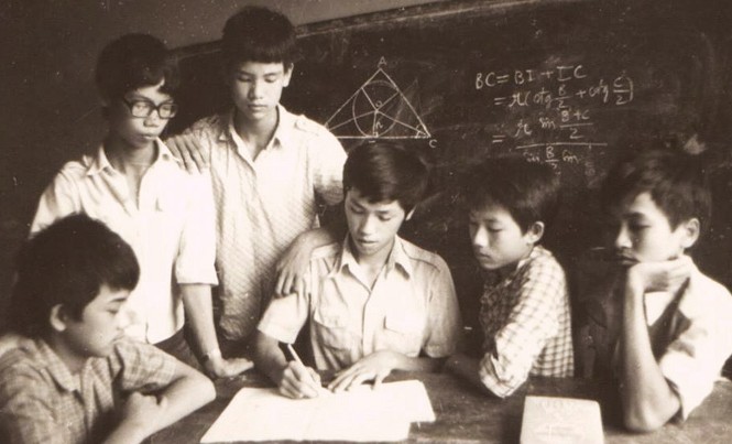 Chuyện với người nhân tạo trí tuệ Nguyễn Hùng Sơn - ngồi giữa - cùng Ðội tuyển Toán của Việt Nam đi thi Toán quốc tế năm 1986.