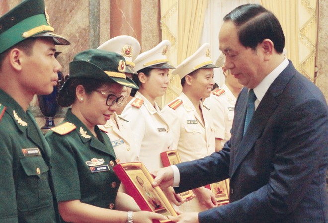 Nữ chỉ huy trưởng những công trình ngầm Chủ tịch nước Trần Ðại Quang trao tặng thiếu tá Ninh Thu Trang chân dung Chủ tịch Hồ Chí Minh (tháng 9/2016). Ảnh: Nguyễn Minh.
