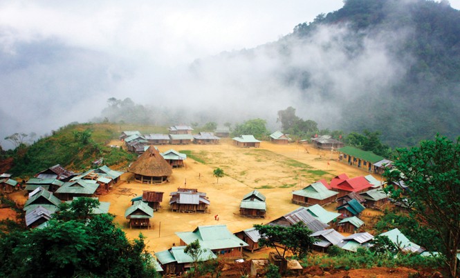 'Phố' giữa đại ngàn Làng Cơ Tu sạch đẹp như tranh vẽ giữa núi rừng, nay được đánh số nhà rất hiện đại. Ảnh: Nguyễn Thành.