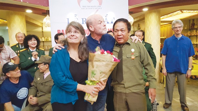 Nước mắt thiên lương Sự đón tiếp rộng lòng, thân tình của cựu chiến binh Việt Nam khiến các cựu binh Mỹ cảm thấy được tha thứ và nhẹ nhõm. Ảnh: Lê Xuân Sơn.