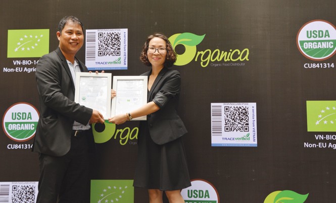 Thảo “Organic” “Cô gái hữu cơ” Phạm Phương Thảo (bên phải) trong ngày được cấp chứng nhận organic theo tiêu chuẩn quốc tế.
