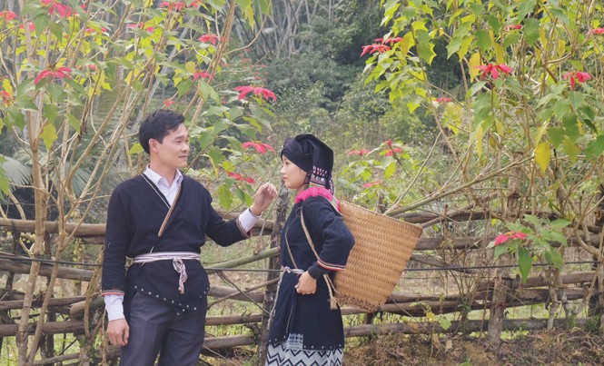 Ngủ thăm thời Facebook, Zalo Một cặp đôi người Dao ở Xuân Sơn trong trang phục truyền thống.