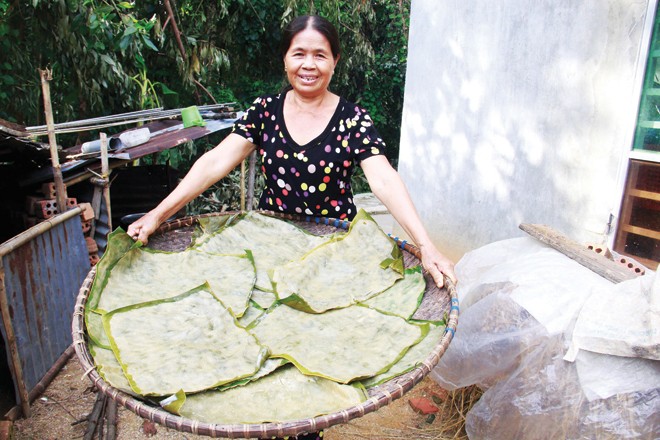 Bánh đăng báo - món “độc” Quảng Nam Mẻ bánh đăng báo mới ra lò. Ảnh: Thanh Trần.