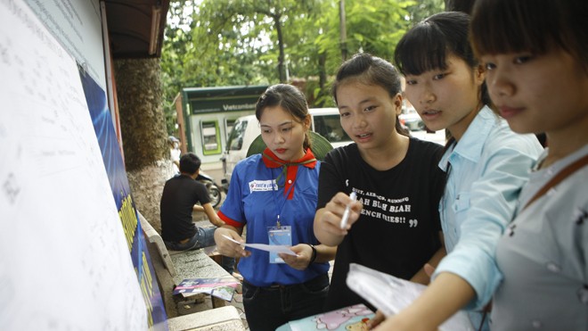 Không công bố đề thi và đáp án kỳ thi THPT: Bịt thông tin giám sát? Thí sinh dự thi THPT Quốc gia xem sơ đồ phòng thi vào tháng 7/2016. Ảnh: Ngọc Châu.
