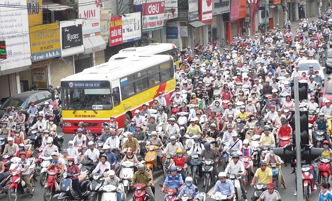 Vận tải công cộng Hà Nội đến năm 2030: Buýt vẫn là chủ công Xe buýt trong vòng vây của xe cá nhân. Ảnh: Trọng Đảng.