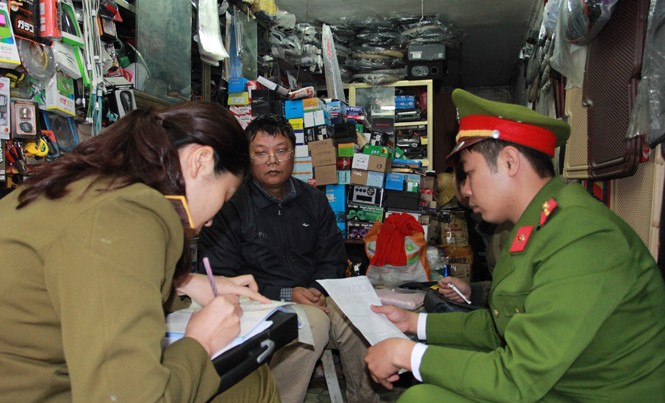 Thu giữ cả trăm phụ tùng ô tô nghi bất minh Công an quận Hai Bà Trưng kiểm tra tại khu vực phố Đồng Nhân. Ảnh: Minh Đức.