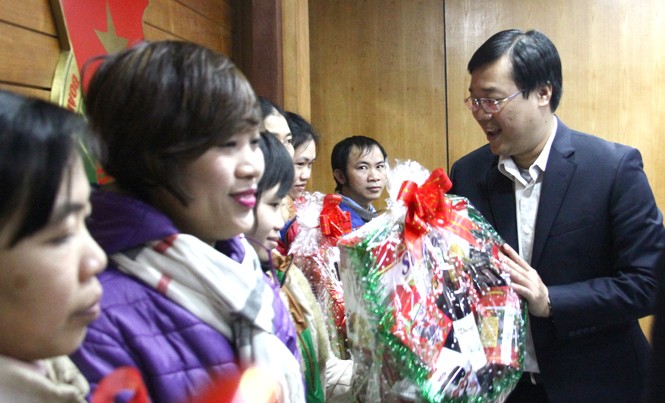 Tạo tính đột phá trong công tác chuyên môn Bí thư thứ nhất T.Ư Đoàn Lê Quốc Phong trao quà Tết cho cán bộ công nhân viên người lao động có hoàn cảnh khó khăn. Ảnh: Xuân Tùng.