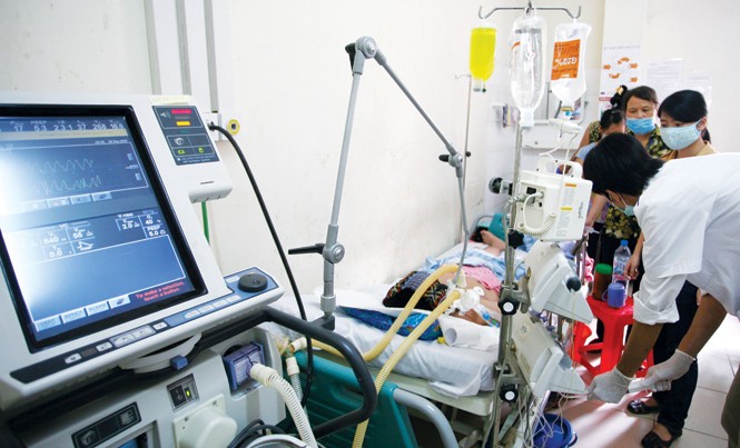 Chưa Tết đã gia tăng bệnh nhân ngộ độc rượu Dịp giáp Tết, ngày nào Trung tâm Chống độc (BV Bạch Mai) cũng có bệnh nhân nhập viện do ngộ độc rượu. Ảnh: Như Ý.