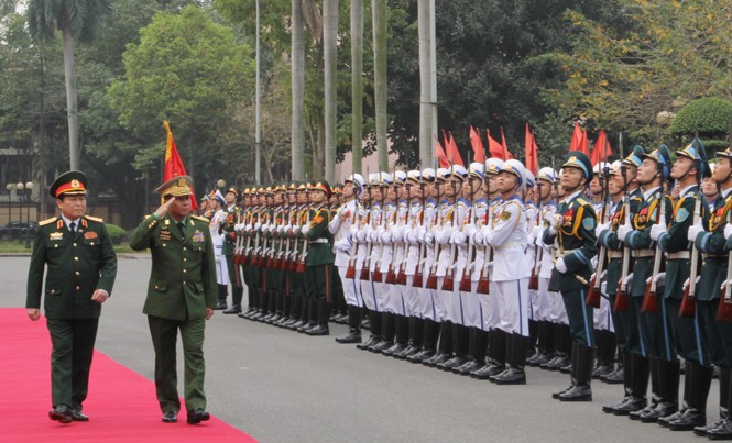 Hội đàm quân sự cấp cao Việt Nam - Myanmar Đại tướng Ngô Xuân Lịch và Thống tướng Min Aung Hlaing duyệt Đội danh dự QĐND Việt Nam tại lễ đón, sáng 6/3.