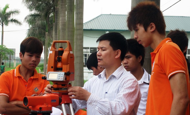 Học để có nghề sẽ thay thế học để có bằng Giờ thực hành của sinh viên trường CĐ Công nghệ và Thương mại Hà Nội.