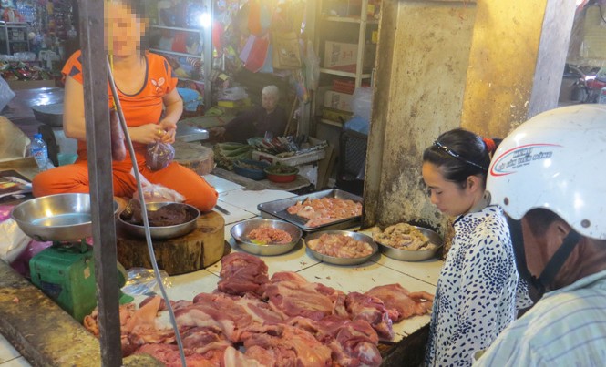 Thực phẩm bẩn “bủa vây” người dân Sài Gòn Thịt bán nguyên ngày vẫn tươi ngon, tiểu thương chỉ nhau chiêu tẩm hóa chất để giữ thịt như mới.